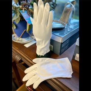 Lovely Ivory Wrist Length Gloves